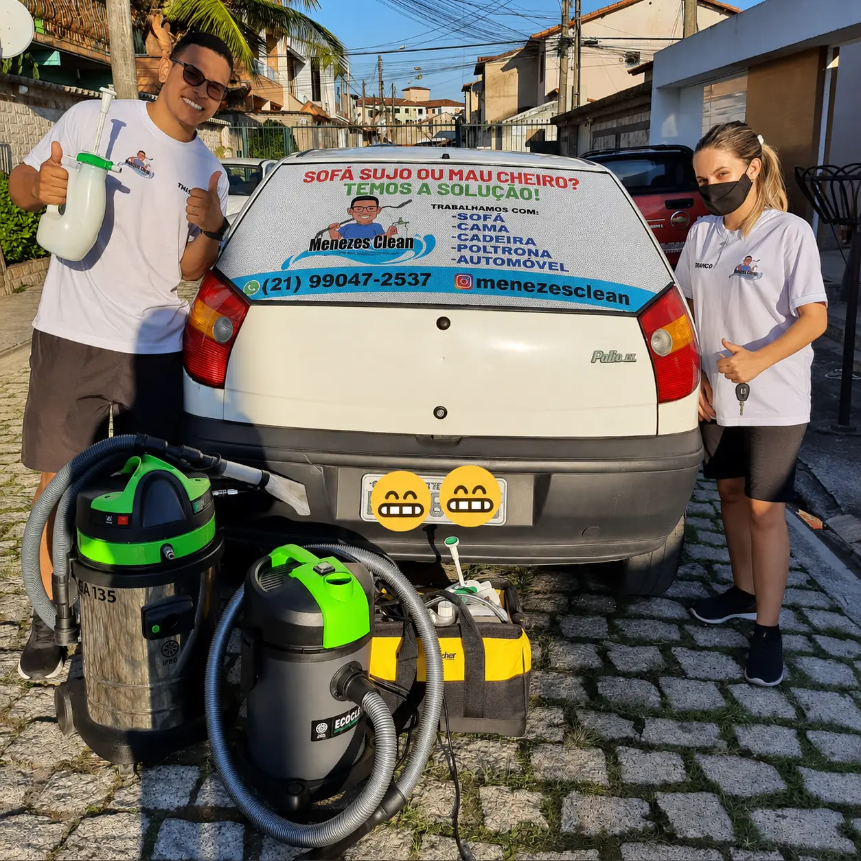 Equipe da Menezes Clean com equipamento profissional ao lado do carro da empresa